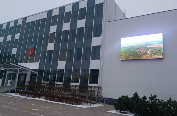 Lauko LED ekranas ant Šalčininkų rajono savivaldybės pastato